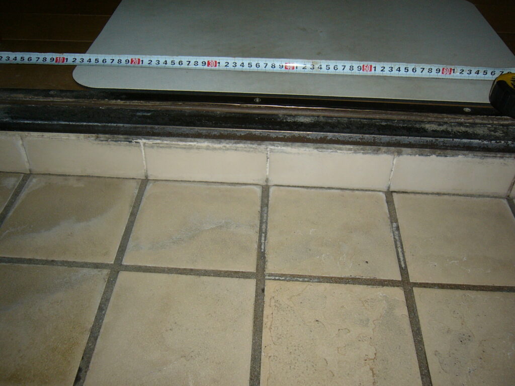 段差がありました。段差解消し、開口幅を広くします。