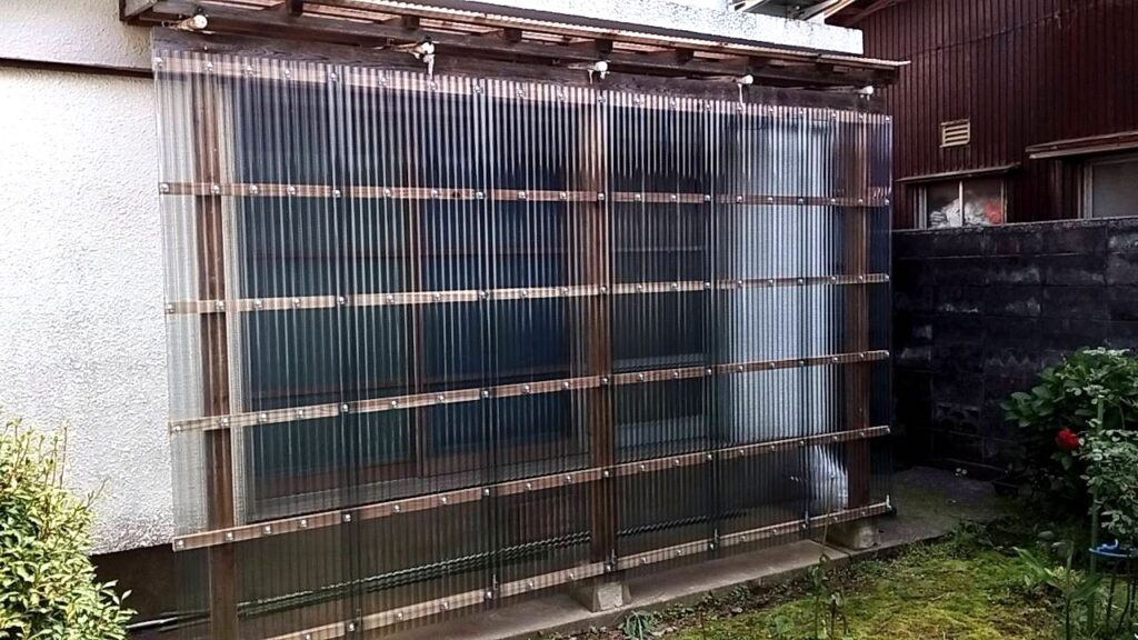 落ち着きのあるブロンズ色の波板を採用。冬の積雪にも耐える雪囲いになりました。