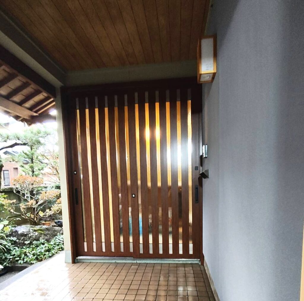 既存の玄関ドアの雰囲気はそのままに断熱仕様の玄関ドアに入替えました。