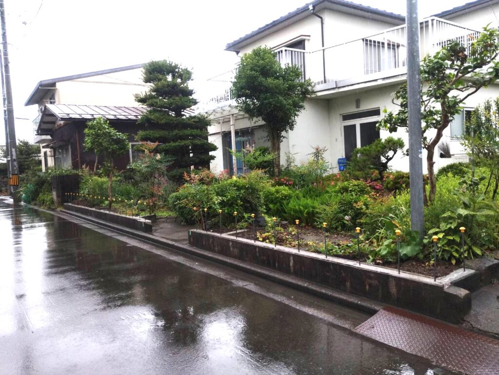 新しい化粧ブロックを積む前に「差し筋アンカー打ち」を施工します。