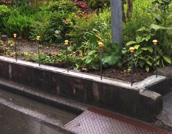 差し筋アンカーの画像を拡大しました。これにより、既存の基礎と新しいブロックがしっかりと連結され、地震に強い強固な土台が作られます。