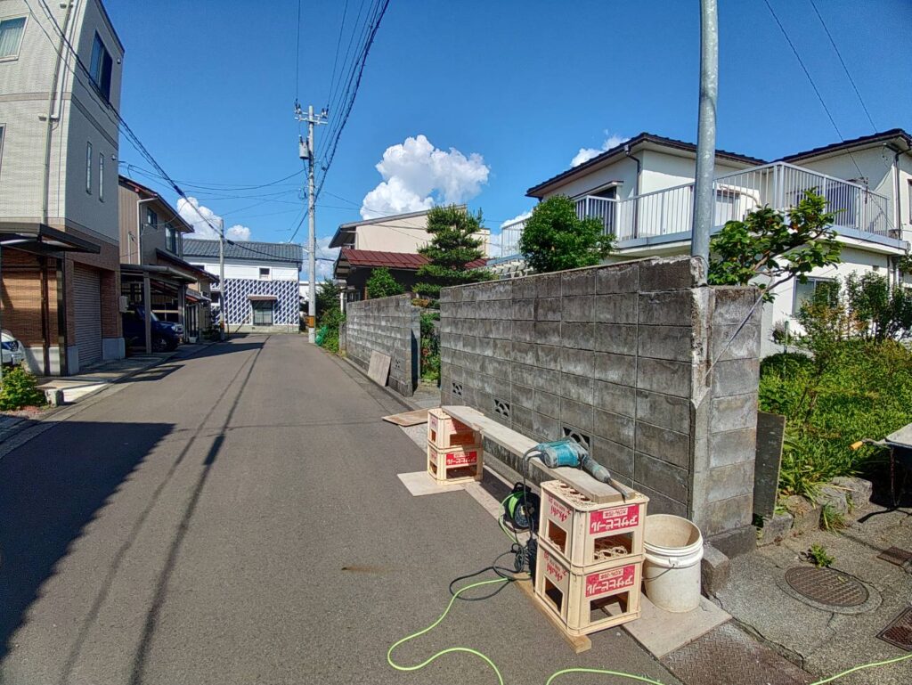 高いブロック塀は圧迫感がありました。