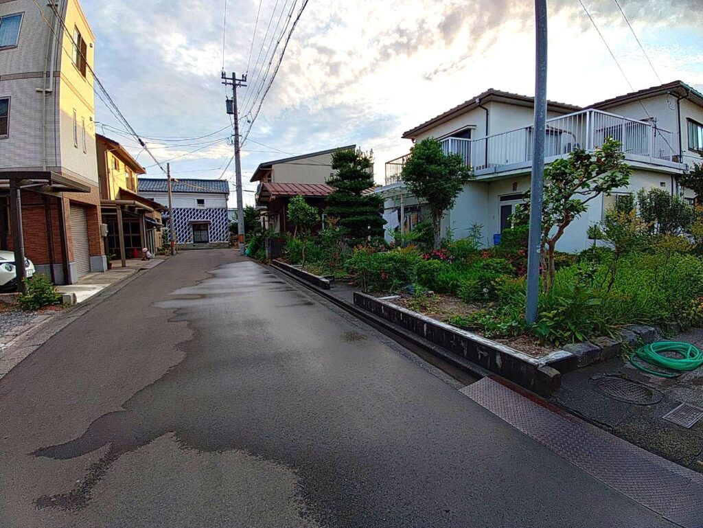 まずは基礎となっているブロックを残し高いブロック塀を撤去しました。