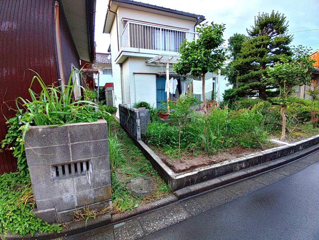 側面の塀撤去も行いました。
残したブロックの穴埋め作業を合わせて行っています。