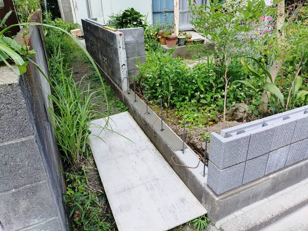 フェンスの土台となる化粧ブロックを２段積み上げました。
水平を正確に保ちながら、一つずつ丁寧にモルタルで固定しています。