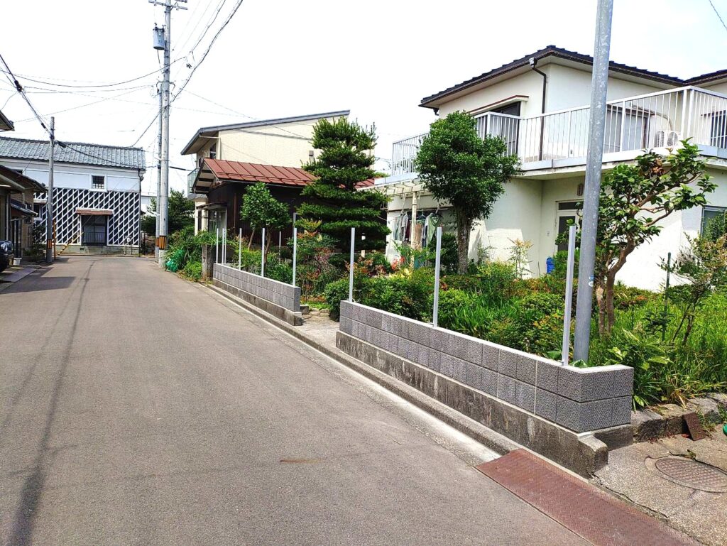 アルミフェンスを取り付けていきます。支柱を設置しました。