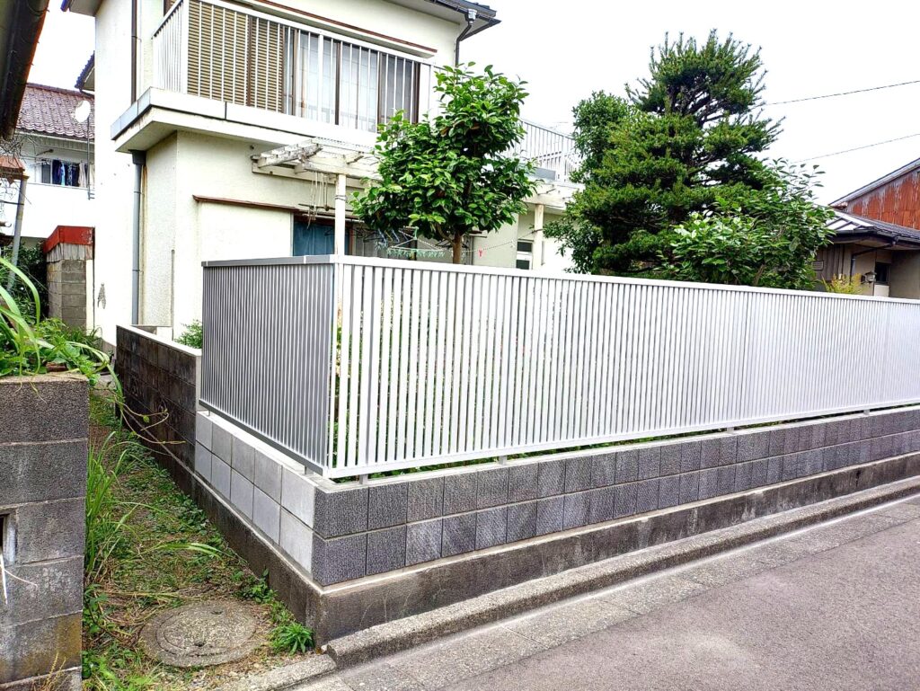 フェンス縦スリットの間隔が絶妙で、外からの視線を適度に遮りつつも、お庭や室内へ心地よい光と風を届けてくれる仕上がりとなりました。

