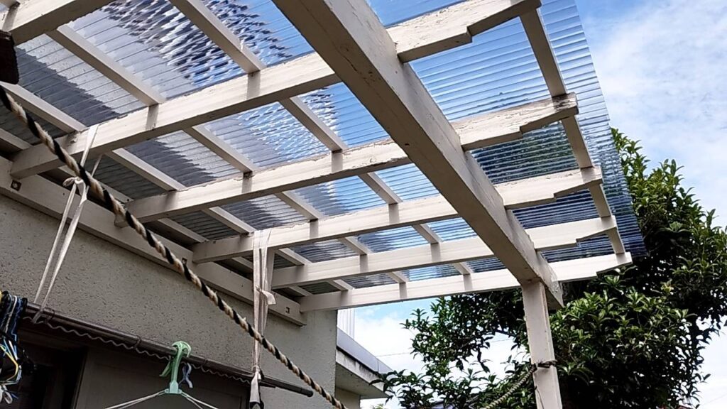  屋根下地を塗装・補修した上で、クリアのポリカ波板を新設。室内にまで明るい光が差し込む、開放感のある空間が実現されました。