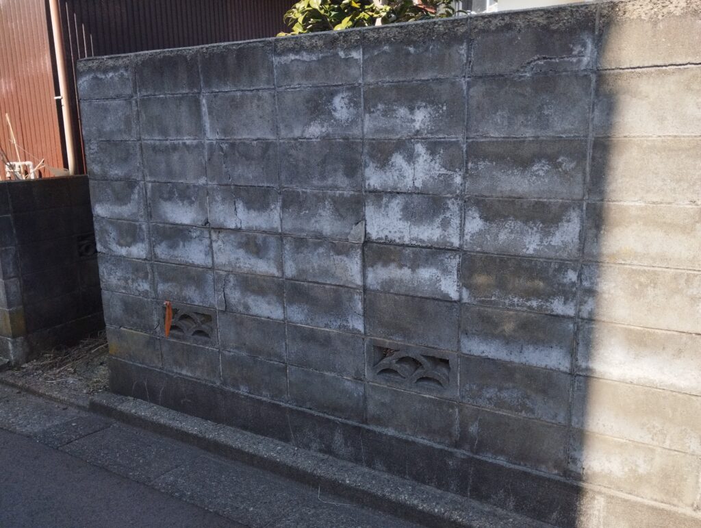 8段積みのコンクリートブロック。老朽化によりヒビが入っていました。