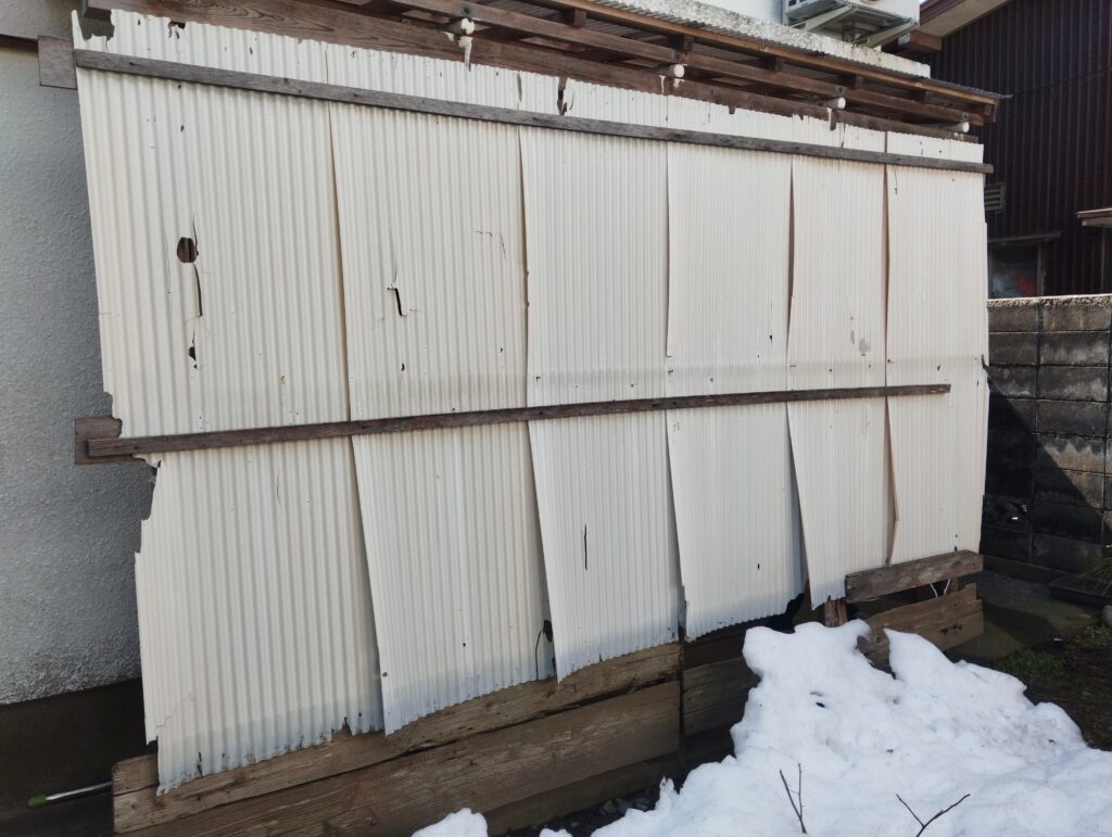 雪囲いが損傷しています。