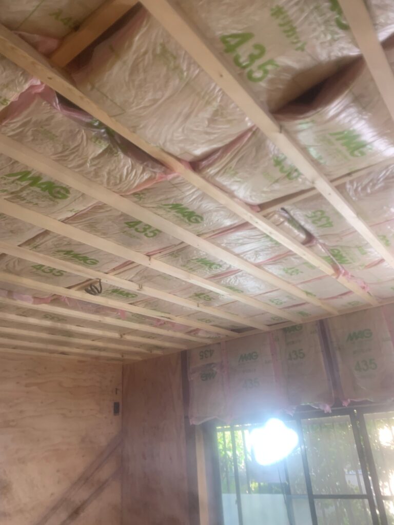 天井部分です。壁、床、天井と隙間無く充填し、窓断熱することで断熱性が向上します。