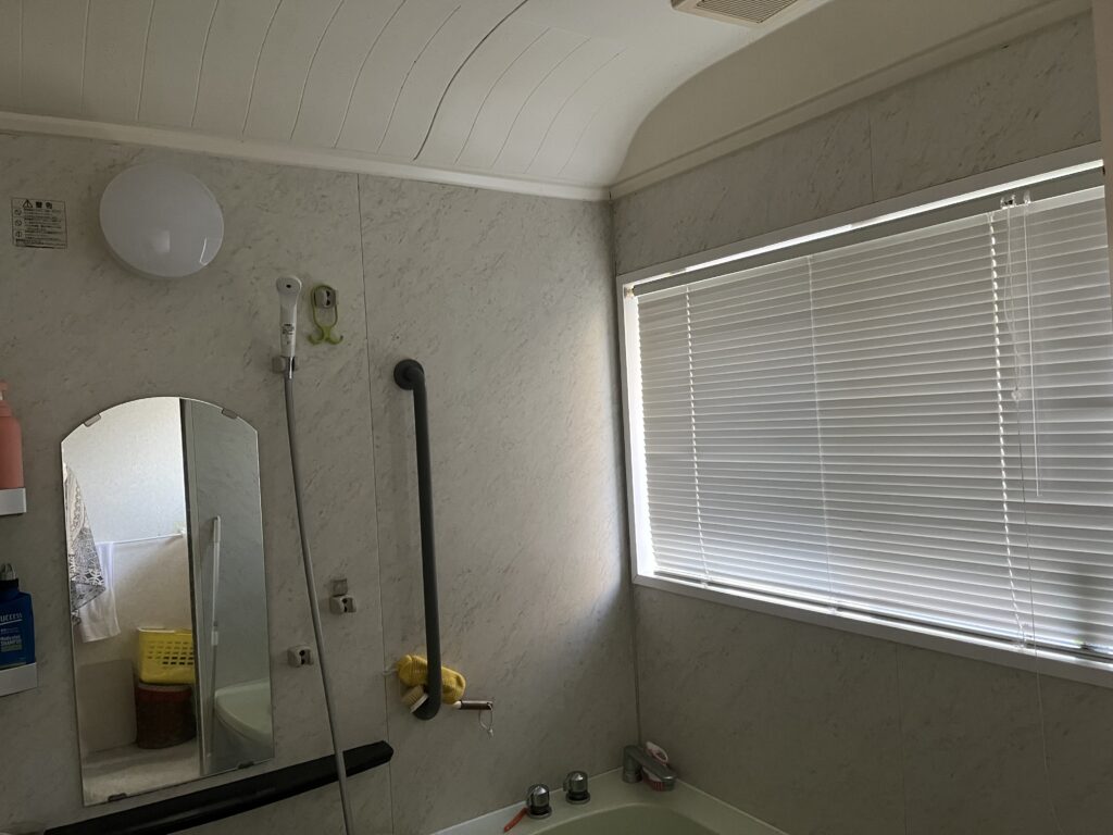 浴室窓が大きかったため縮小して入れ替えます。