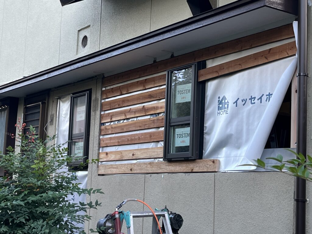 写真中央の窓周りにご注目ください。もともとあった大きな開口部をあえて縮小し、壁の面積を増やすことで、外気の影響を最小限に抑えています。