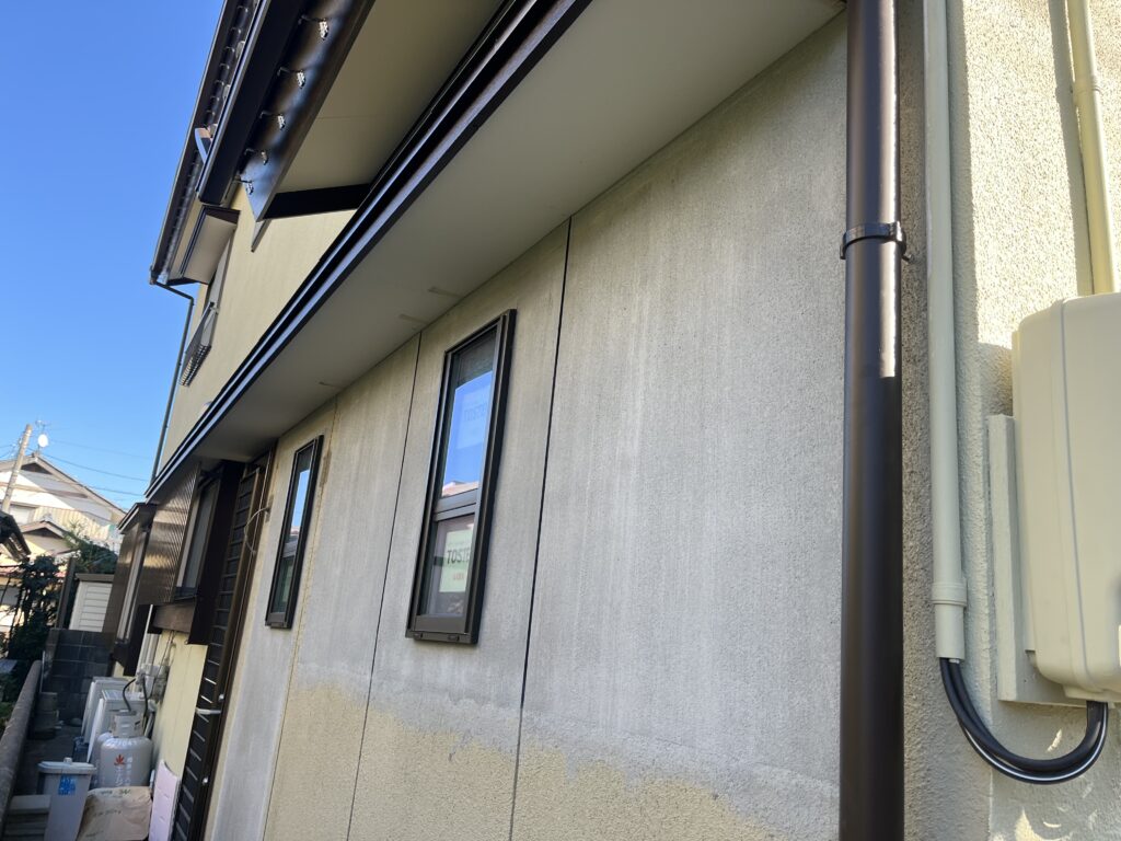 外壁を塗装します。