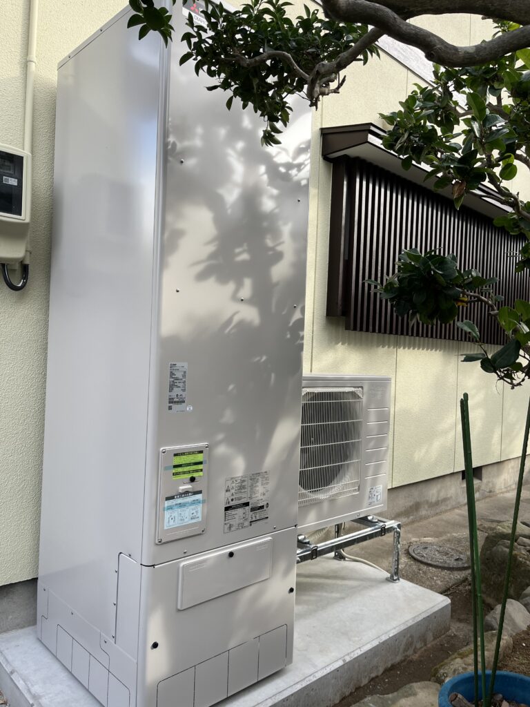  以前使用していた石油給湯器（ボイラー） から、高効率なエコキュートへと入替えし、光熱費の抑制と家事の利便性を向上させています。
エコキュートの設置場所を新しく施工しました。