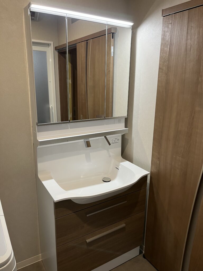 ドアの色あいを考慮した洗面台です。