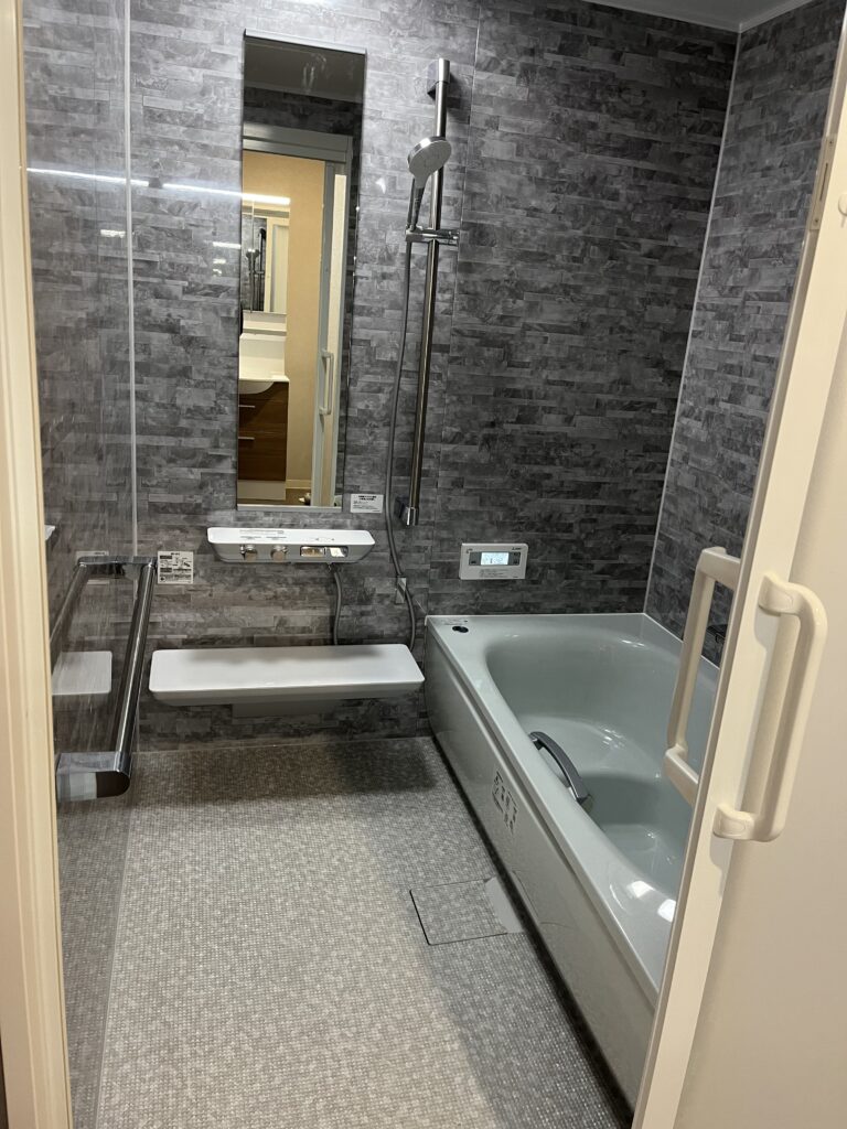 手摺を取り付けてモダンな浴室に変わりました。
ラウンド浴槽、浴槽内ステップで腰を掛けてゆっくりと半身浴ができますね。