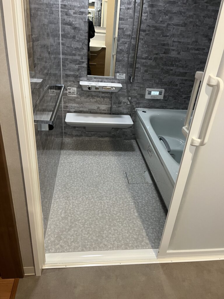 出入口の段差を解消。今まで出入りに不安があったそうです。解消されて安心ですね。