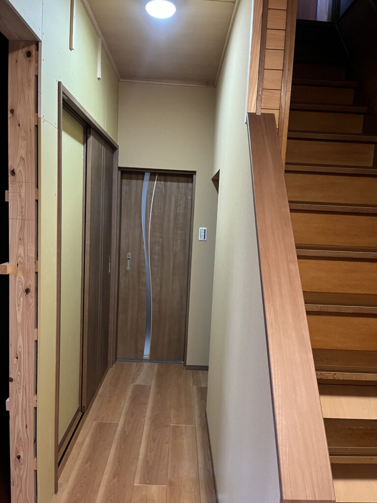  床材には、大建工業のトリニティフロアーを採用。質感の高さはもちろん、傷に強い床材で高級感があります。