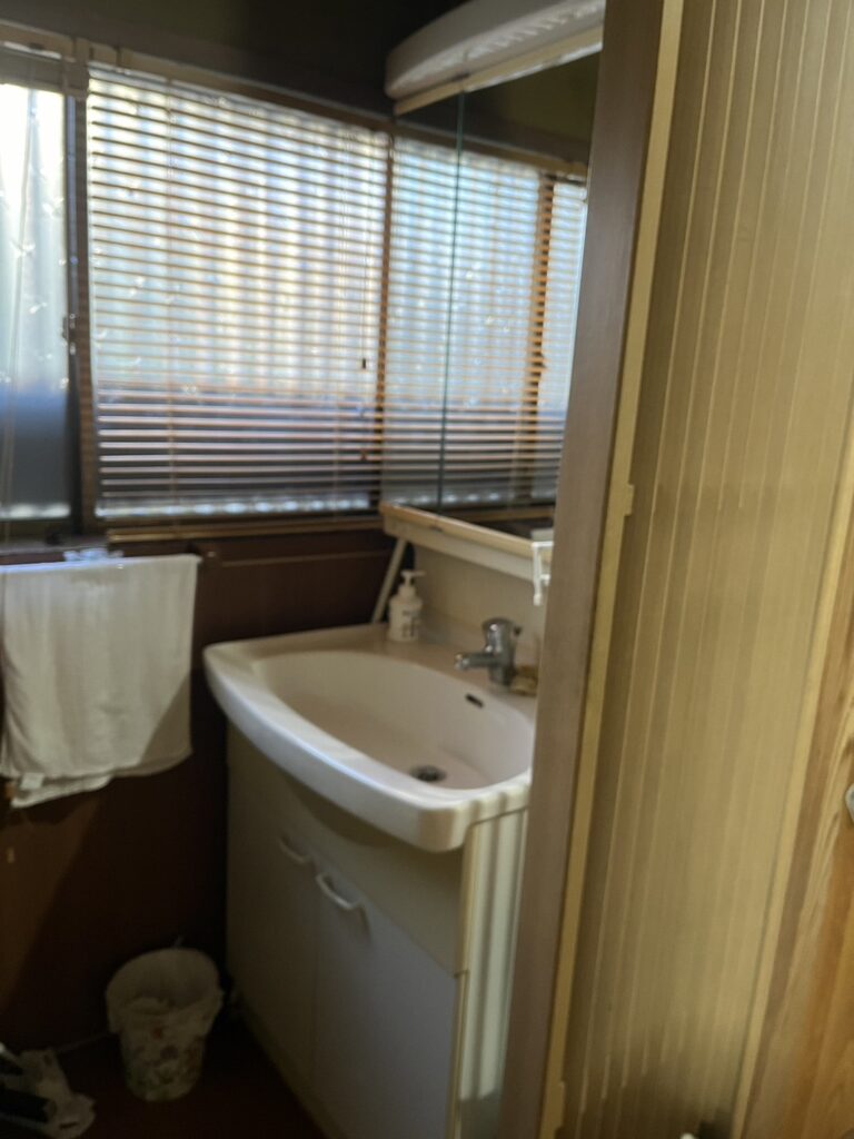 洗面脱衣室を暖かくして設備の入替えを行います。