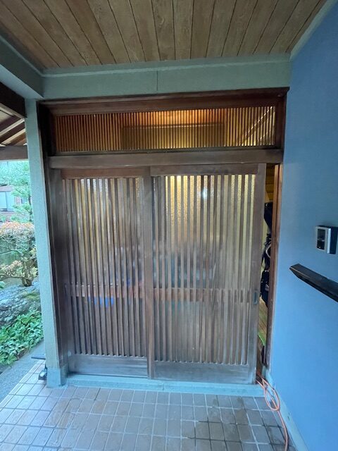 既存の雰囲気をそのままに玄関ドアを入替えます。