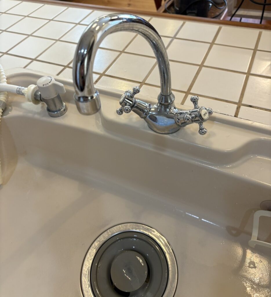 操作方式・・・2ハンドル水栓<br />
吐水機能・・・固定<br />
<br />
レトロでエレガントなデザインでした。