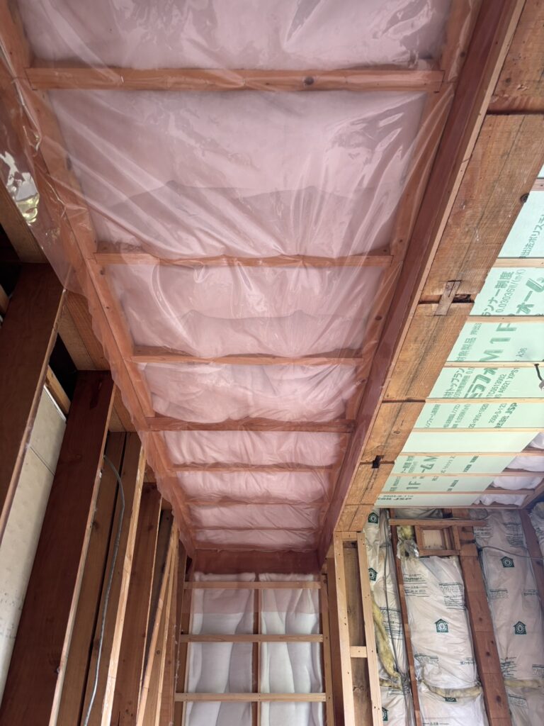 リノベーション工事断熱材充填中です。