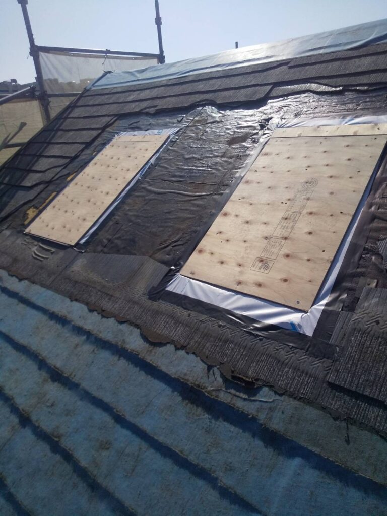 野地板を張って既存の屋根面と高さを合わせます。屋根の「面」が復活し、新しい屋根材を葺く準備が整いました。