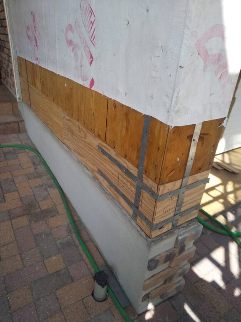 金物（ひら金物）でしっかりと固定し、強度と耐久性を確保します。住んでいると目に見えない部分ですが、建物を長持ちさせるために欠かせない大切な工程です。
この上から板金外壁材を張ることで、雨水の侵入を防ぎ再び腐食が起きにくい構造に仕上げます。