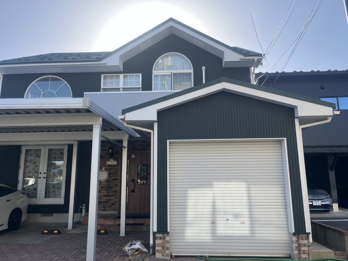  外壁・屋根・天窓。三つの悩みを、一度に解決！安心の住まいになりました。