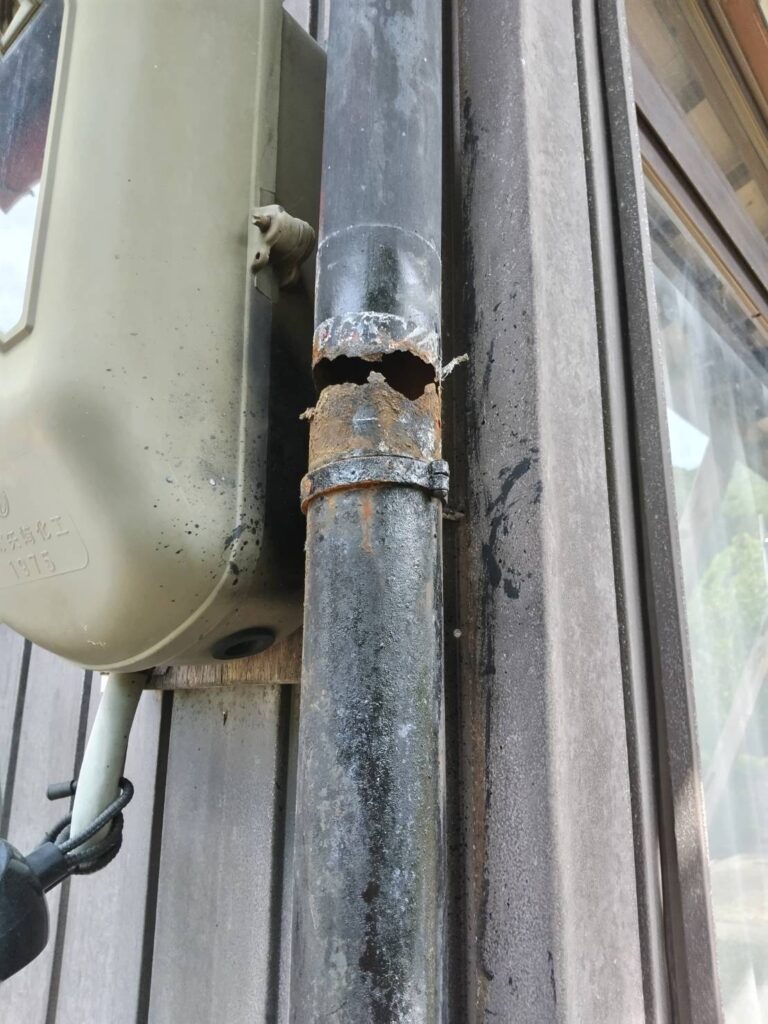 途中で樋が破れ雨水が外部に漏れていました。