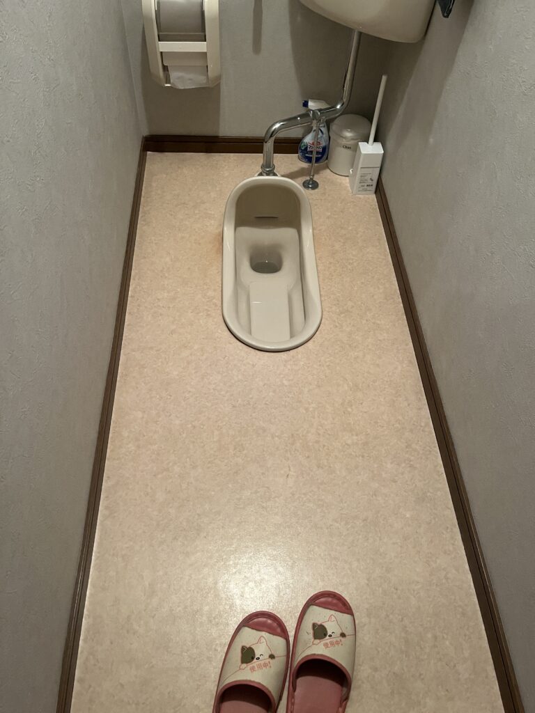 和式タンク式トイレをご使用でした。ご高齢の方にはしゃがむ動作が負担です。クロスも劣化が見られました。