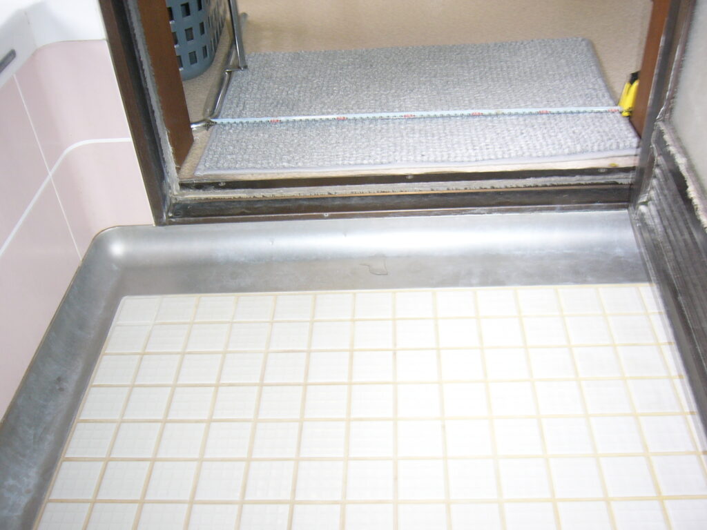 段差がありました。段差解消し、開口幅を広くします。（メジャーで計測）