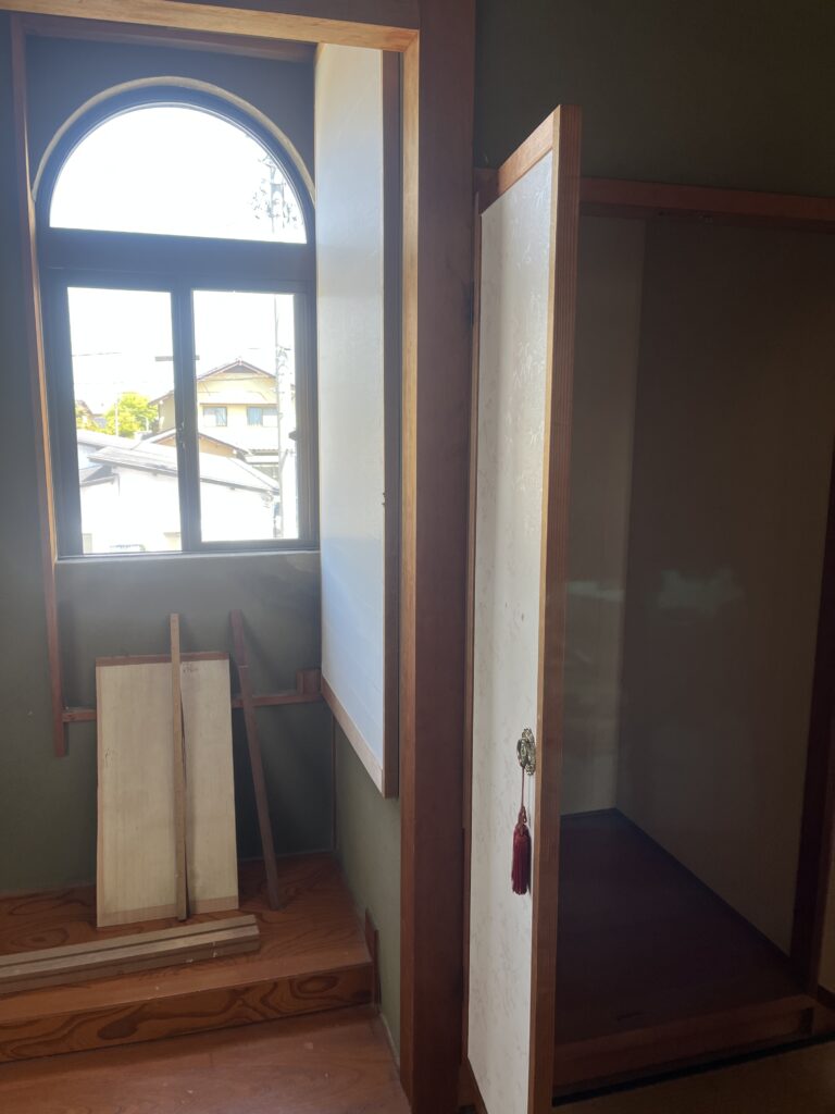 アーチ型の窓は残します。既存押し入れをクローゼットに変更します。