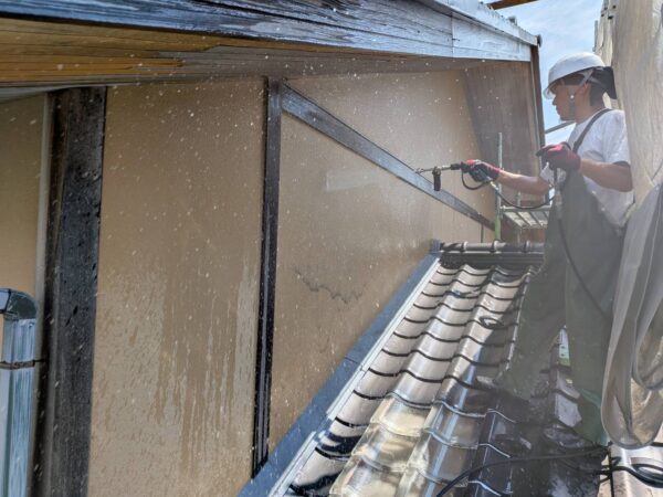 外壁屋根塗装工事前の洗浄作業