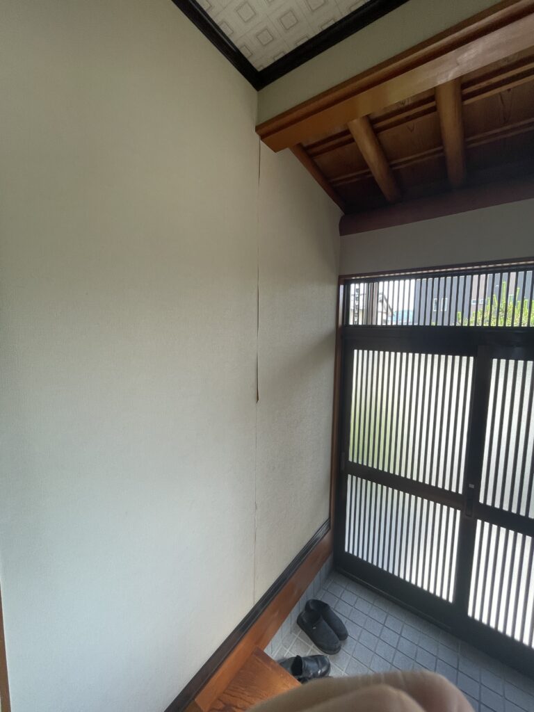 玄関クロスに一部剥がれがありました。