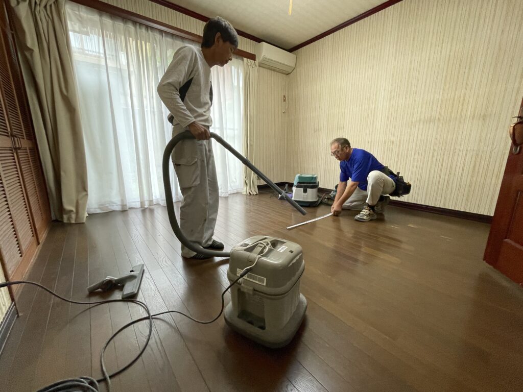 まずは既存の床を掃除して床張りの下準備をします。