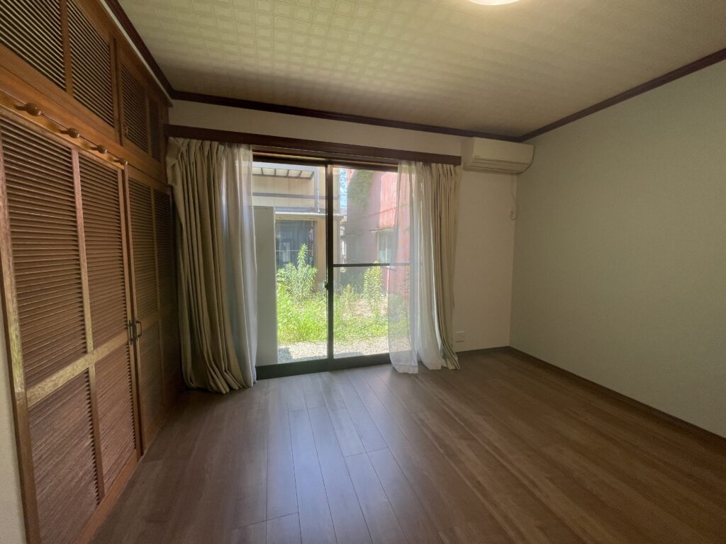 既存の建具や柱の味わいはそのままに空間全体が引き締まった印象になりました。