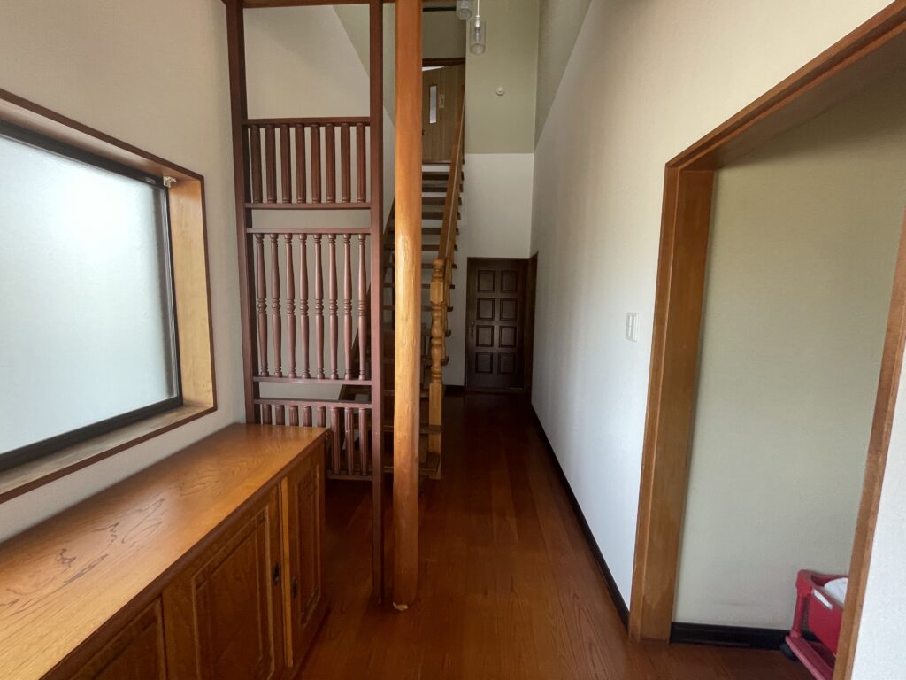 玄関ドアを開けるとtまっすぐ奥へと続く廊下がクロス張替えで一段と明るくなりました。帰宅するたびに気持ちのいい”家の顔”になりました。
