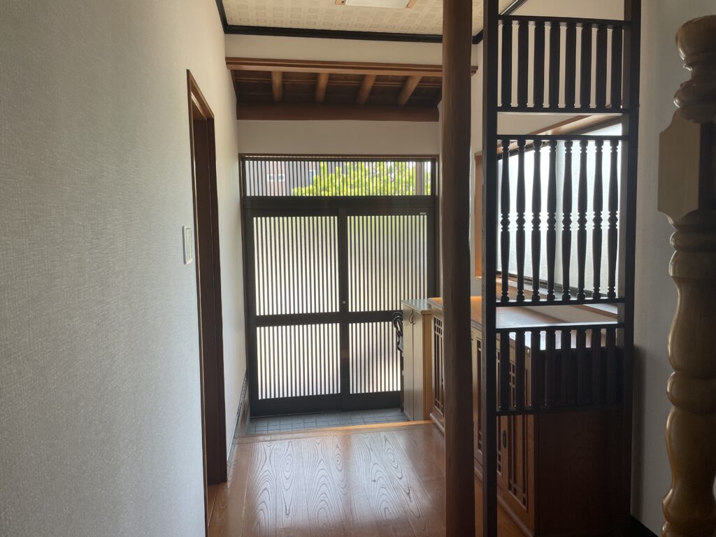 クロス張替えで美しくなった玄関ホールです。