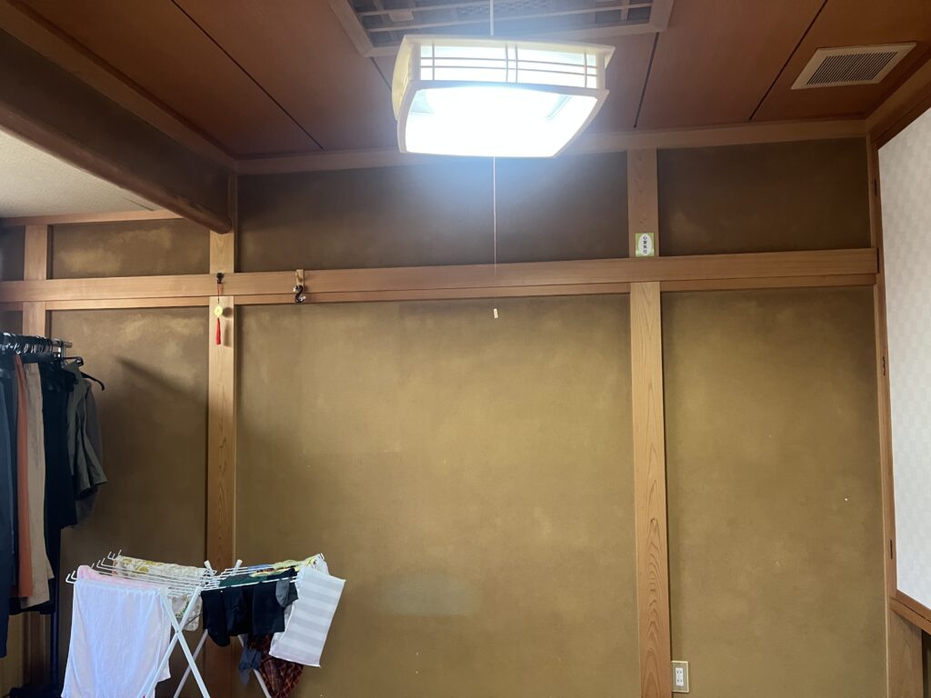 既存LDKの隣室に和室がありました。この間仕切り壁を取り払いスケルトン状態から断熱材を充填してひと続きのLDKへとつくり替えていきます。