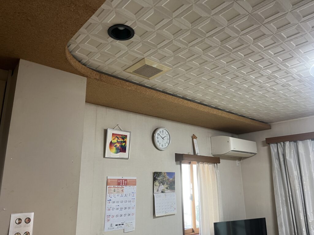 出窓のあったLDKを上げ下げ窓に取り替えて断熱性能を向上させていきます。
