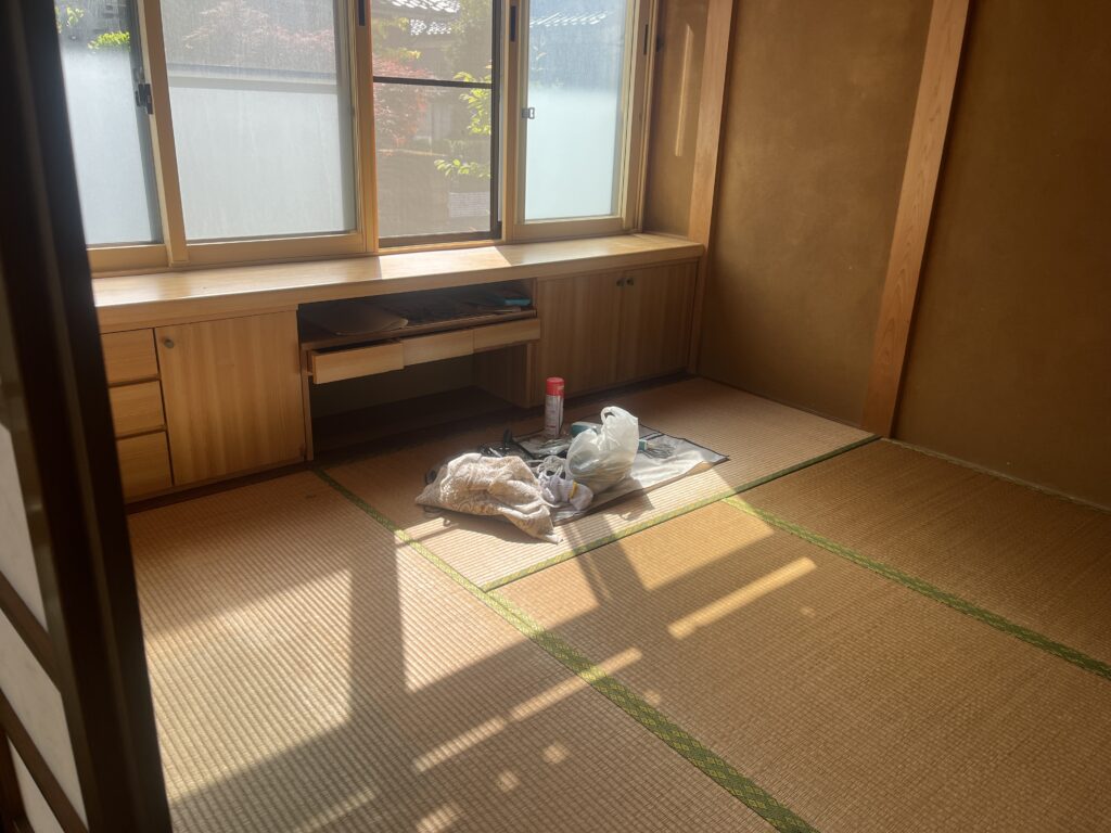 和室の出窓部分は断熱サッシに入替えます。