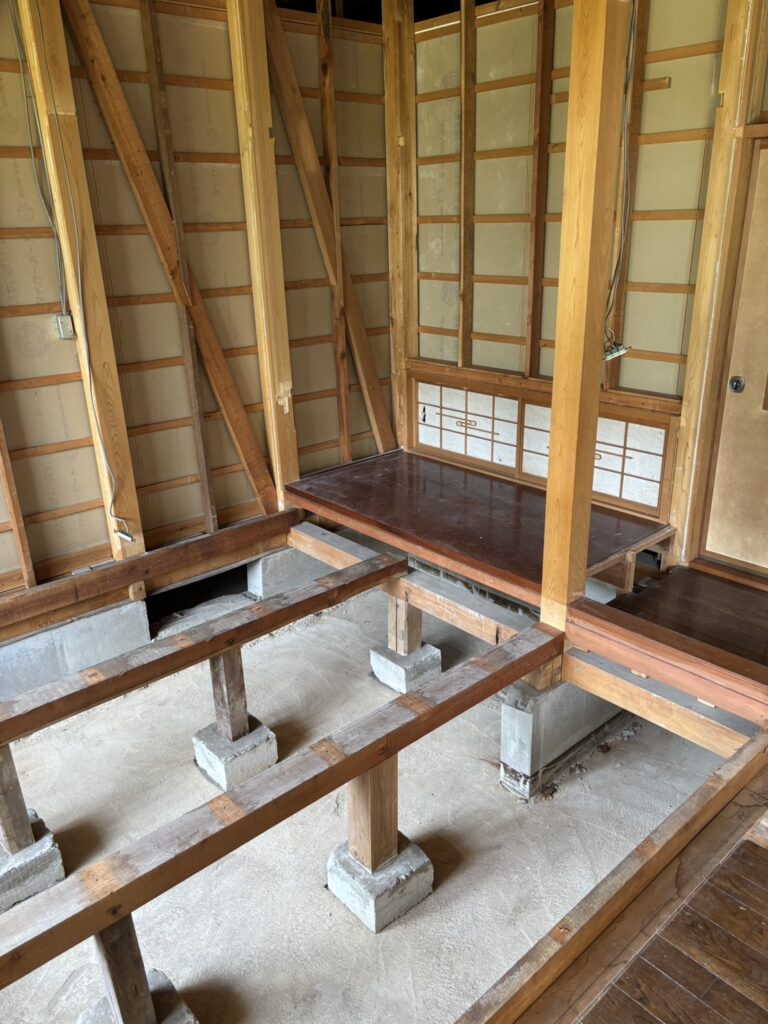 和室を解体しました。床組みが見えてきます。大引き、束、束石、床を支える構造が、はっきりとあらわれました。 床下の状態をすみずみまで確認でき、傷みの補修も、断熱も根本から行えます。