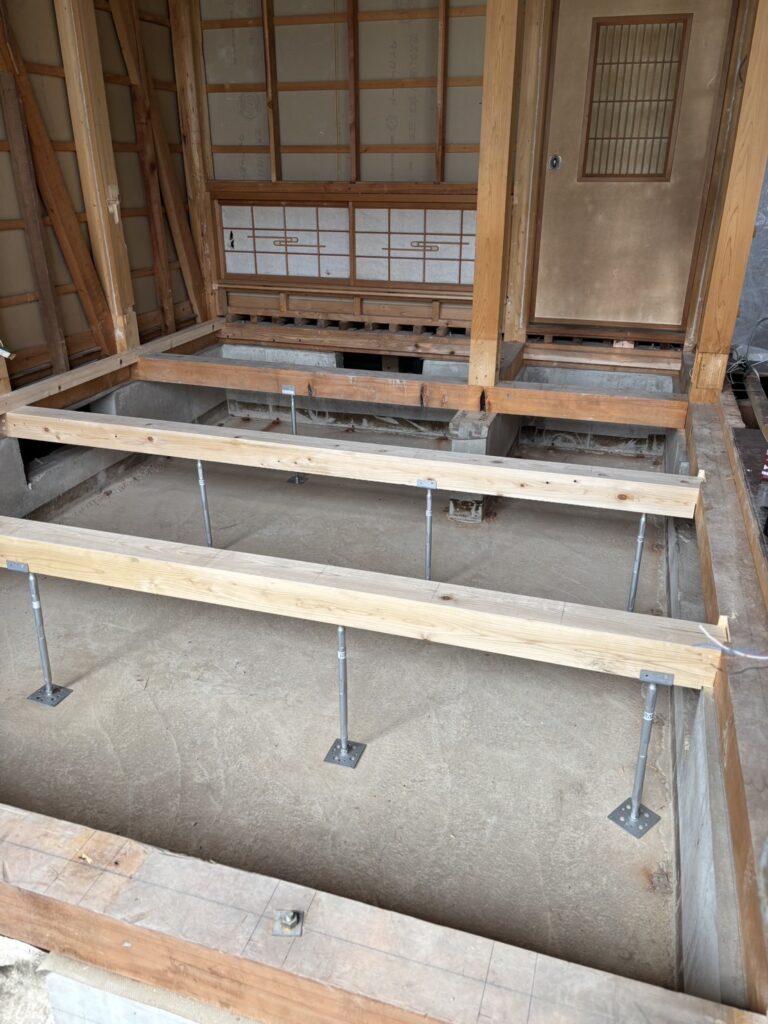 新しい床組みを、鋼製束（こうせいづか）と大引きで組み直します。この鋼製束を用いることで高さを微調整でき水平で丈夫な土台になります。