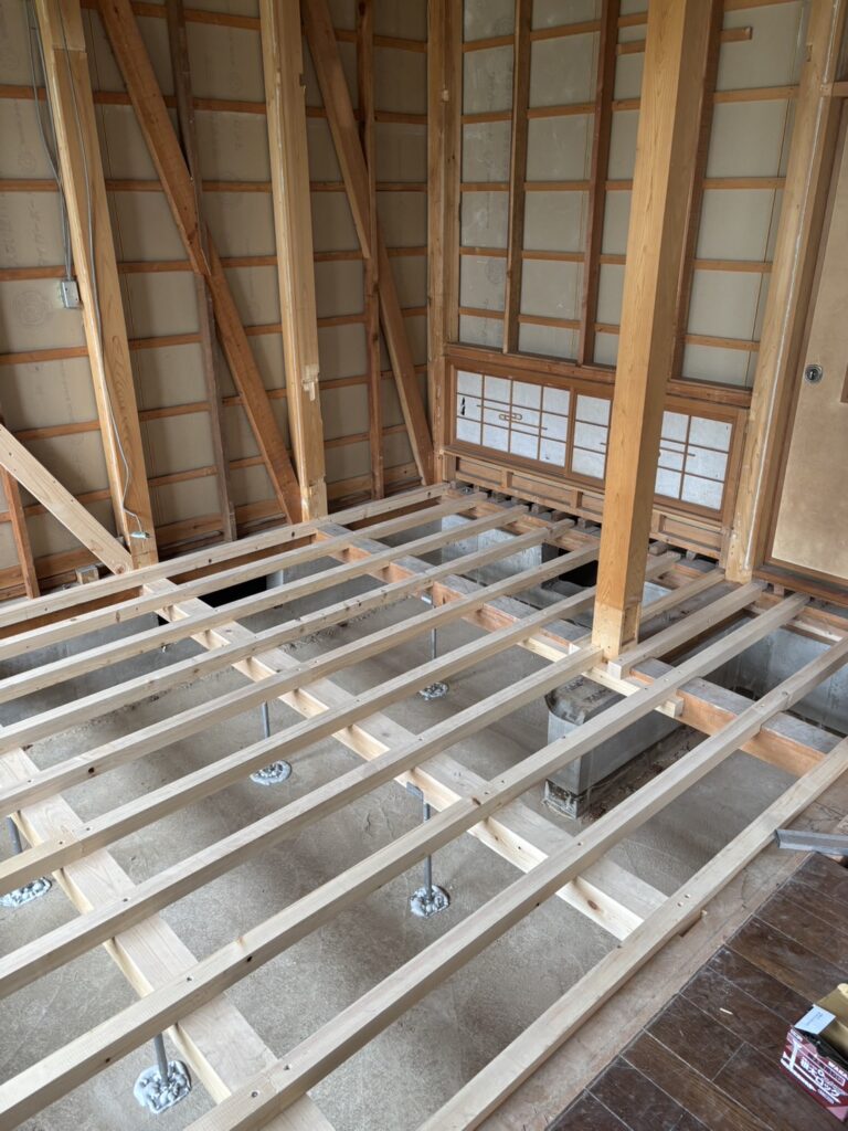 大引きの上に根太を等間隔で取付ました。断熱材をすき間なく入れられるよう、ていねいに下地を組みます。