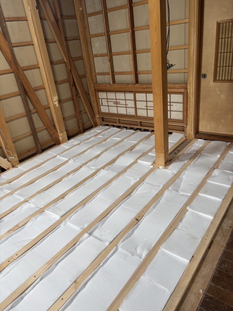 根太の間に床用の断熱材を充填。床下からの冷えをしっかり遮断します。