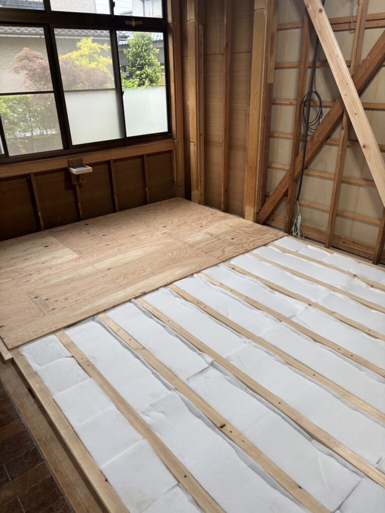 断熱材の上に構造用合板を張り、しっかりとした床下地を造っていきます。