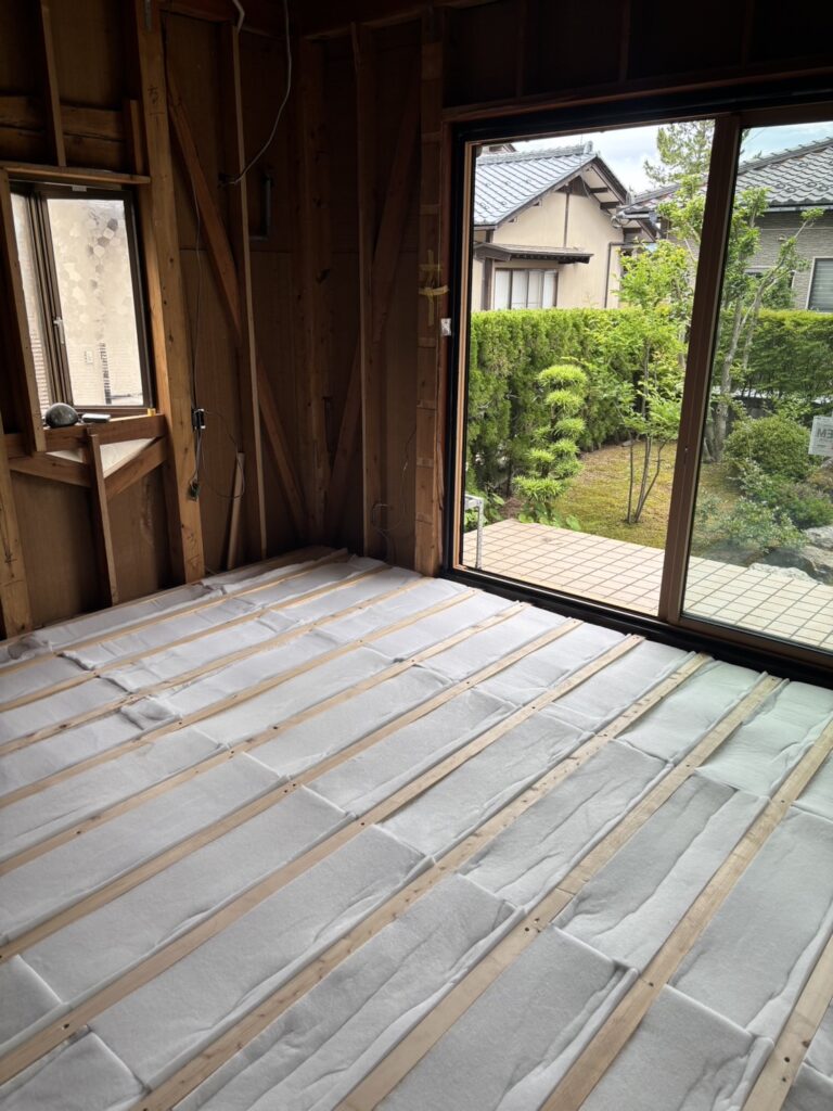 床いっぱいに断熱材を敷き詰めました。庭に面した大きな掃き出し窓は断熱サッシに入替えます。