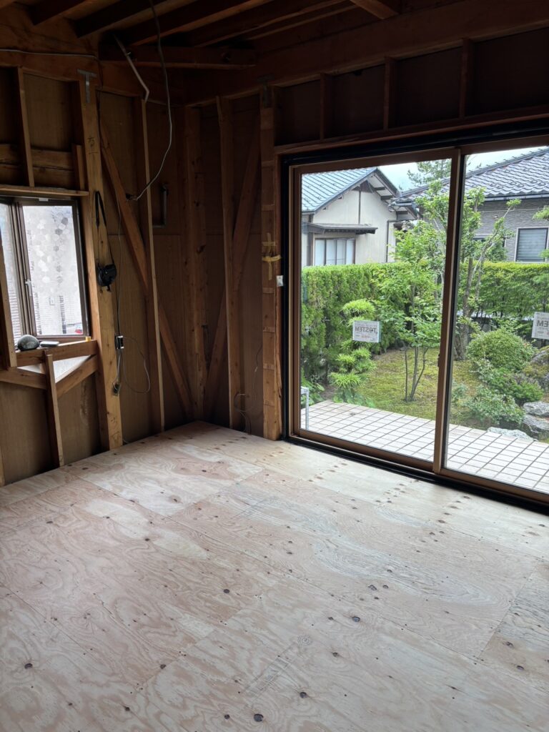 床の断熱と下地が仕上がり、間取りの姿が見えてきました。
壁や間仕切りで区切られていた空間がひと続きの広いLDKになっていきます。